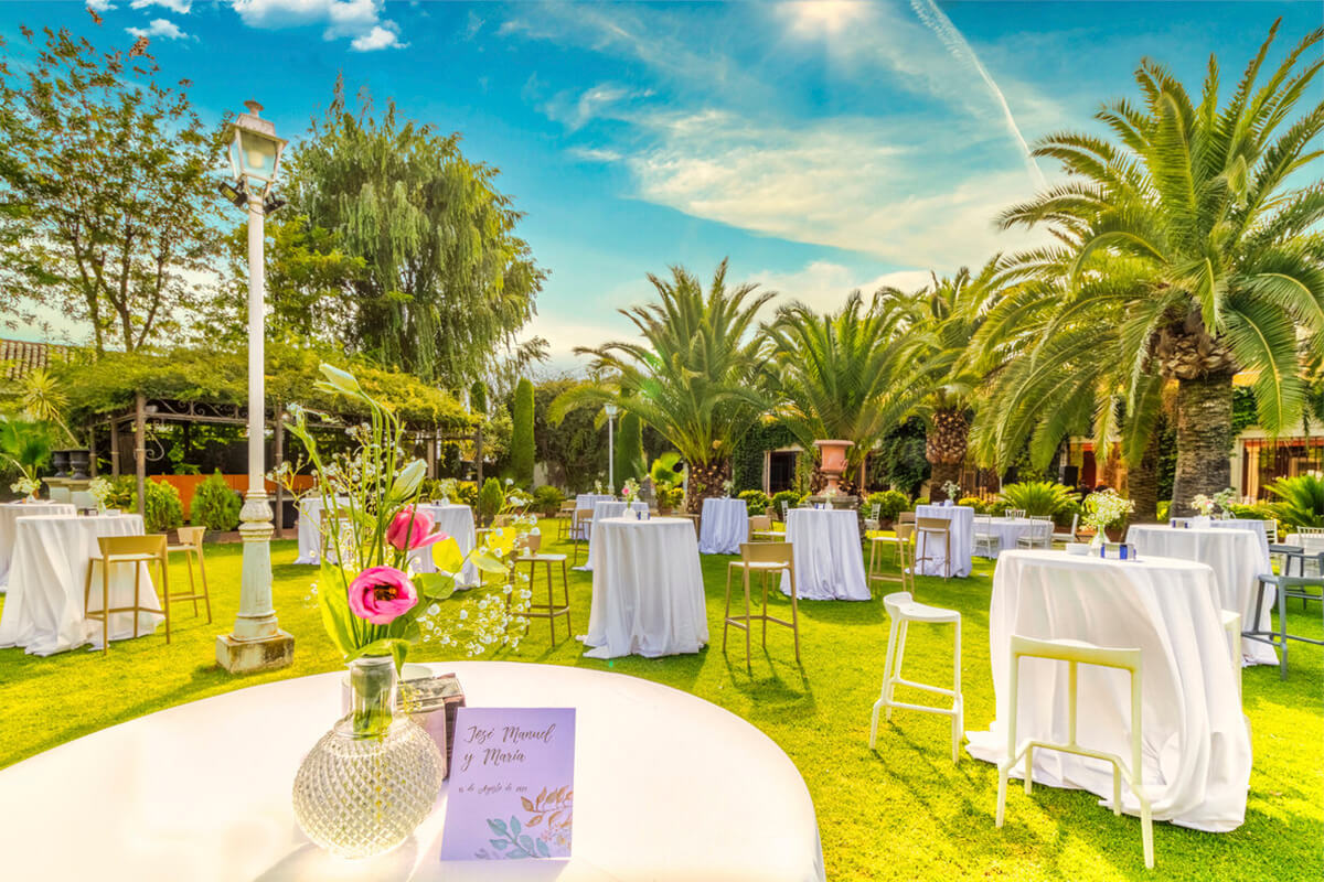 copa de bienvenida jardín vista pérgola pequeña Jardín de Huerta del Sello montado para la copa de bienvenida de una boda