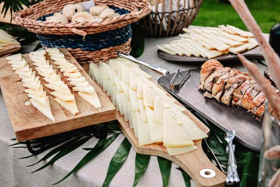 mesa-quesos-boda-granada Mesa de quesos para cóctel de boda