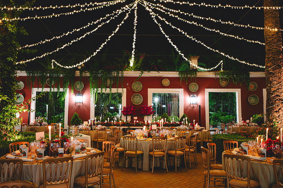 patio columnas montado para banquete de boda Patio andaluz montado e iluminado para un banquete de boda Huerta del Sello