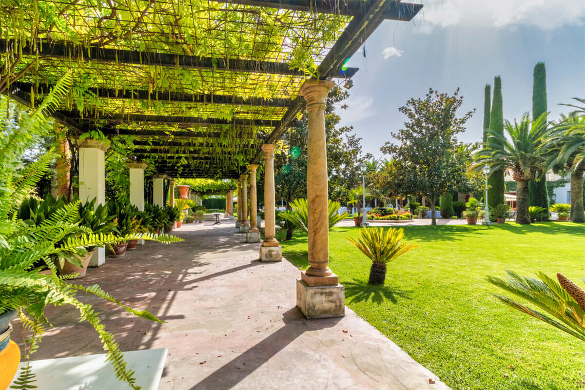 pérgola jardín Huerta del Sello Vista de la pérgola más grande que hay en el jardín de Huerta del Sello