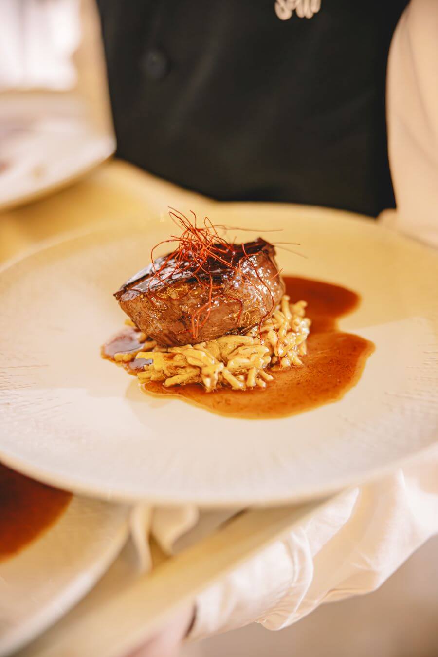plato-menu-boda-gastronomia Plato de carne y arroz durante una boda en granada