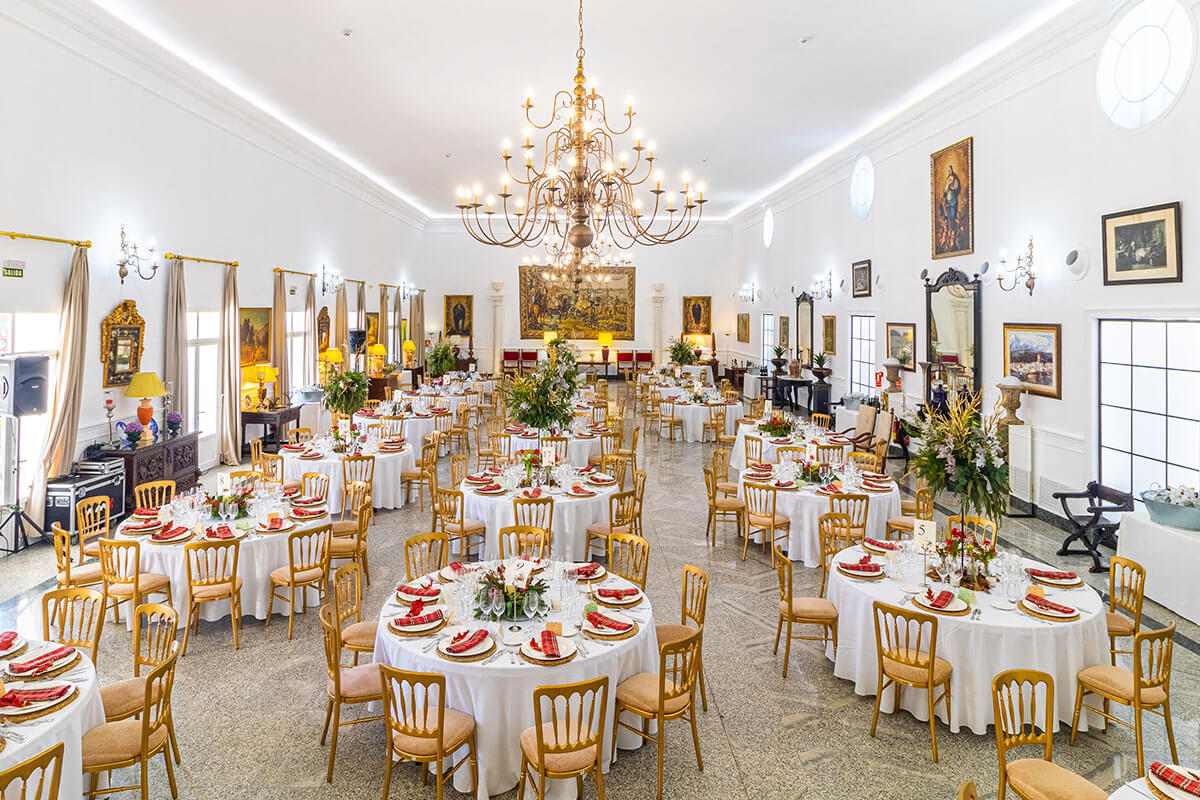 salón columnas boda Vista del salón columnas montado para banquete de boda