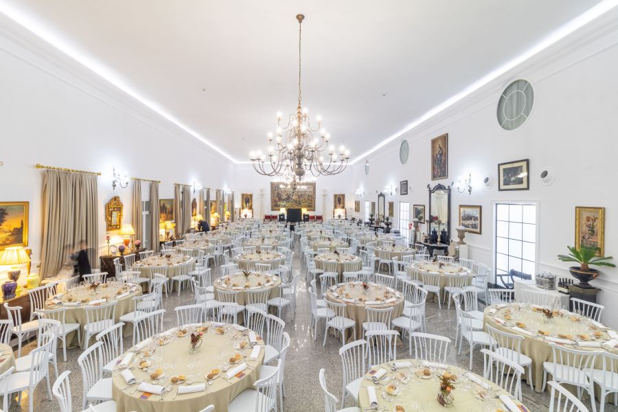Banquete-evento-empresa-granada Salón columnas Huerta del Sello montado para un banquete de un evento de empresa