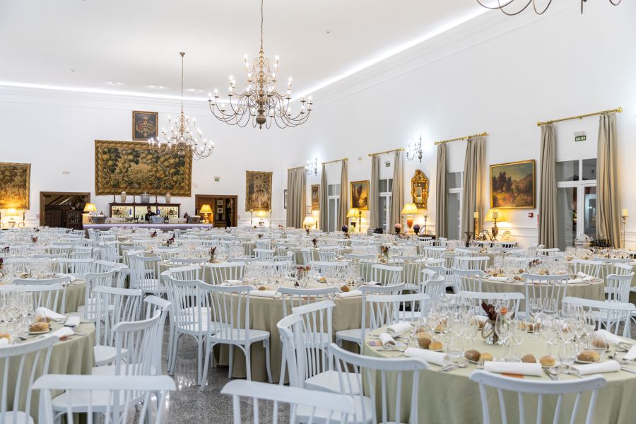 almuerzo-evento-empresa-granada Salón columnas Huerta del Sello montado para un banquete de un evento de empresa