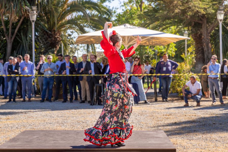 evento-empresa-granada Espectáculo ecuestre y flamenco. vista de la bailarina en el exterior de Huerta del Sello.