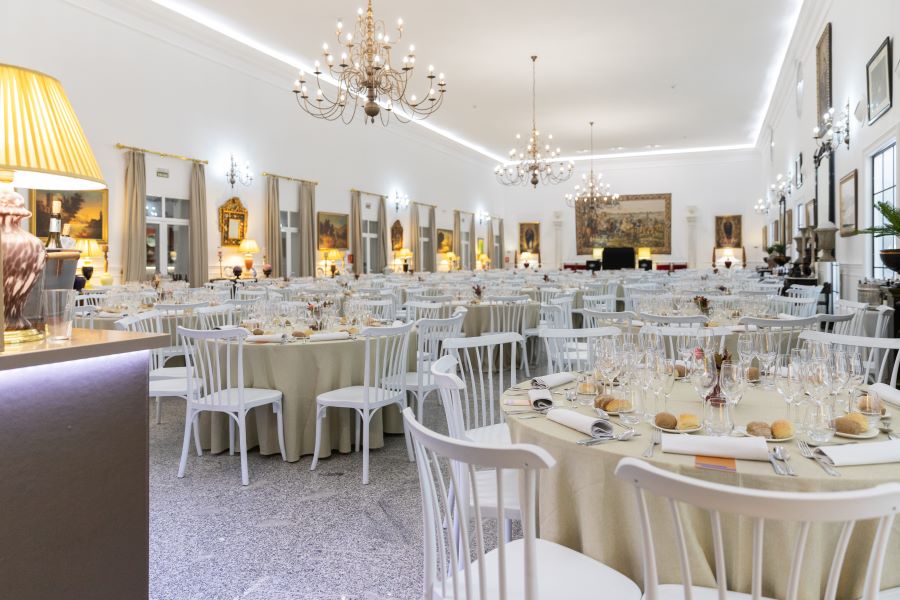 evento-empresa-huerta-del-sello Salón columnas Huerta del Sello montado para un banquete de un evento de empresa