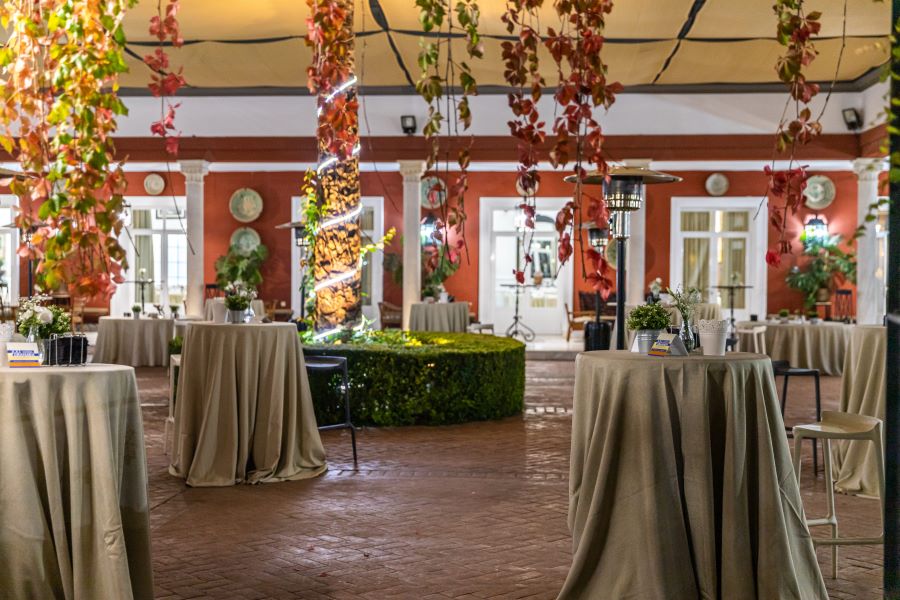 montaje-coctel empresa-granada Patio andaluz montado para el cóctel de un evento de empresa en Granada